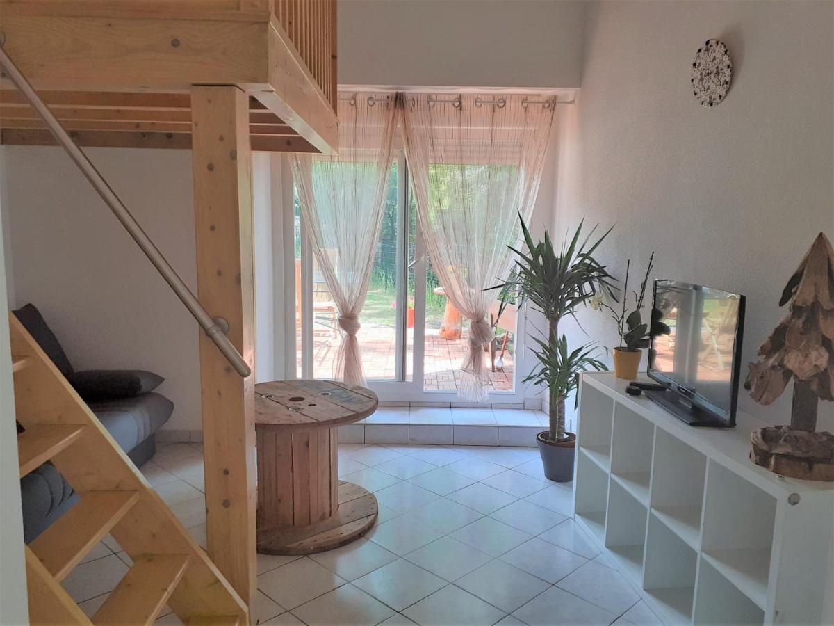 Appartement Rez De Chaussee Avec Terrasse Et Jardin Tence Exterior photo
